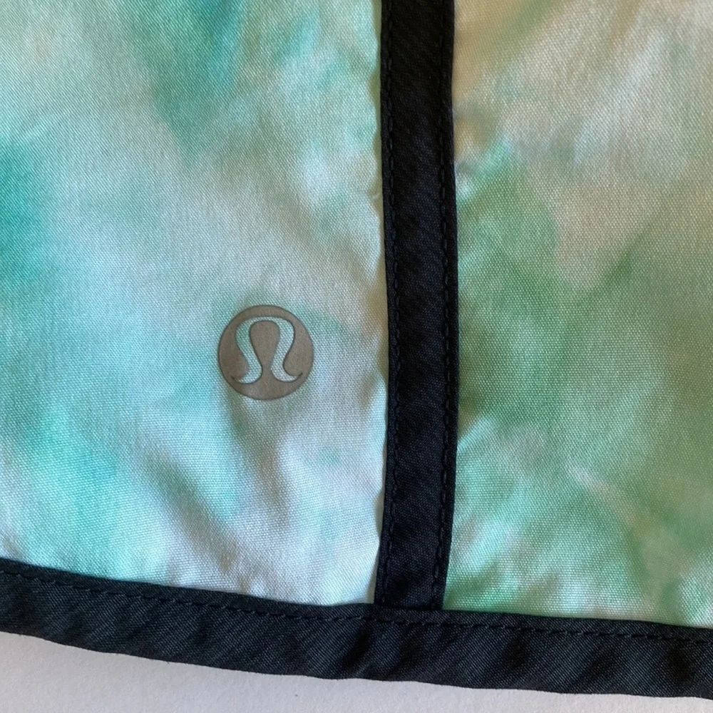 Lululemon Tracker short II Sz 6 lined EUC spray dye white blue tropics